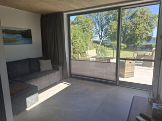 Wohnbereich & möblierte Terrasse