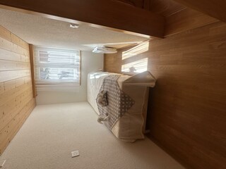 Kinderzimmer mit zwei Einzelbetten