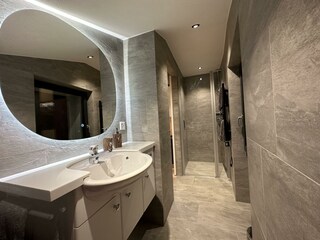 Badezimmer mit Dusche