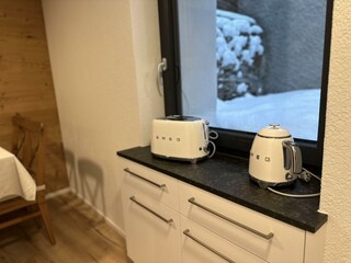 Küchenbereich mit Blick auf den Vorhof