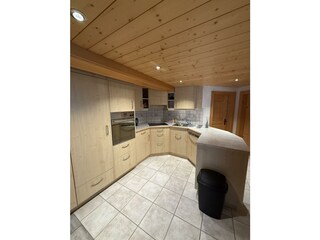 Geräumige offene Küche mit Geschirrspüler