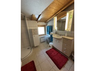 Badezimmer mit Dusche