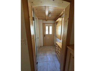 Abgetrennter Eingangsbereich mit Garderobe