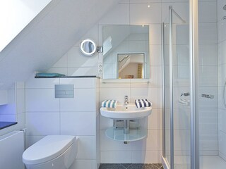 Das Badezimmer mit Dusche
