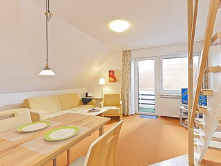 Wohnzimmer mit Treppe ins Dachstudio