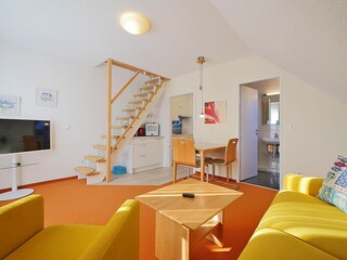 Wohnraum mit Treppe zum Schlafzimmer