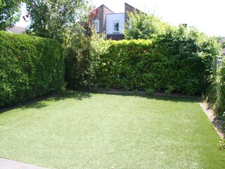 Der Garten mit Hecken umgeben