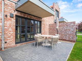 Außenansicht mit Terrassenbereich