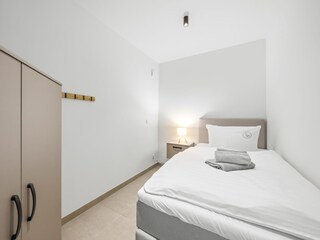2. Schlafzimmer mit Einzelbett und Kommode