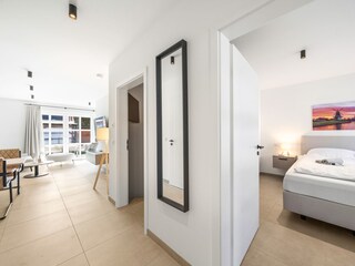 Wohn-Ess-Bereich mit Blick ins Schlafzimmer