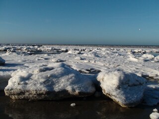 Unser Strand mit Eisschollen