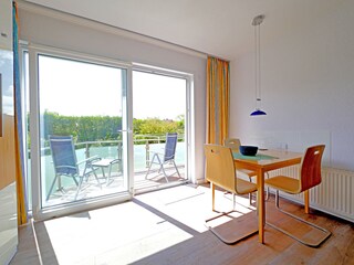 Wohnzimmer mit Holzparkett und Baumwollputz
