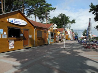 An der Promenade finden Sie diverse Shops, Segel- und Surfschule.