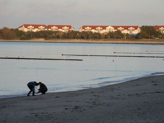 Genießen Sie den Sonnenuntergang am Strand im wunderschönen Glowe.