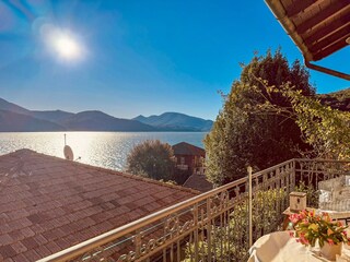 Den See und die Berge immer im Blick – vom 15 m² großen Sonnenbalkon