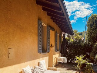 Eleganter Sonnengarten auf 400 m² mit idyllischer Sitzlounge