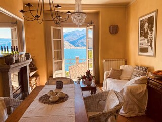 Wunderschöne Aussicht auf den See und die Berge mit Zugang zum Balkon