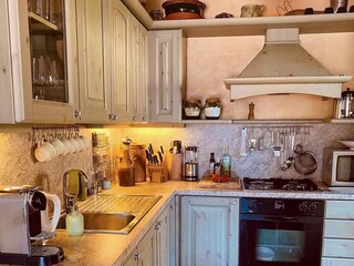 Separate und gut ausgestattete Küche