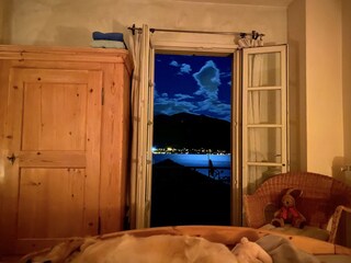 Schlafzimmer mit Doppelbett und traumhaftem Seeblick