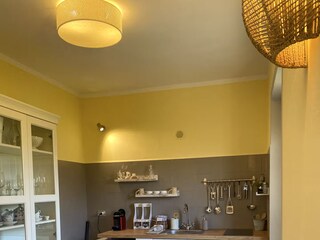 Gut ausgestattete Küchenzeile mit 2-Felder-Induktionsherd, Mikrowelle und Nespressomaschine