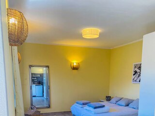 Schlafzimmer mit Doppelbett (durchgehende Matratze, ca. 1,60 m x 2,00 m), SAT-TV und Ausgang auf ...