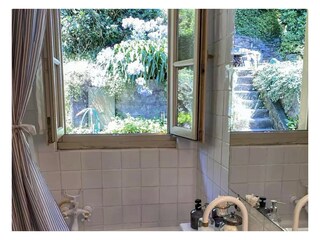 2. freundliches Badezimmer mit Sitzbadewanne (Duschmöglichkeit) und Fenster