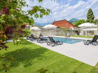 Ca. 5 m x 10 m großer Pool