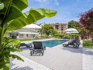 Ca. 5 m x 10 m großer Pool