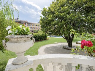 Direkter Zugang vom Wohnzimmer auf den Balkon und in den Garten