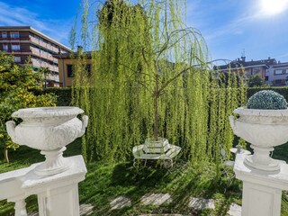 Direkter Zugang vom Wohnzimmer auf den Balkon und in den Garten