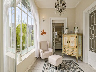 Ca. 10 m² große verglaste Loggia mit Ausgang auf den ca. 10 m² großen Balkon