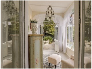 Ca. 10 m² große verglaste Loggia mit Ausgang auf den ca. 10 m² großen Balkon