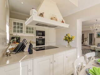 Moderne und gut ausgestattete offene Küche