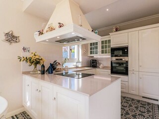 Moderne und gut ausgestattete offene Küche