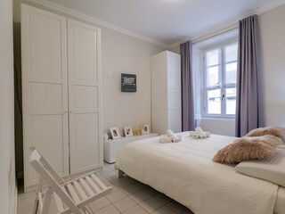 Eins der drei Schlafzimmer