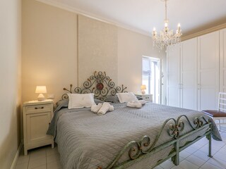 Eins der drei Schlafzimmer