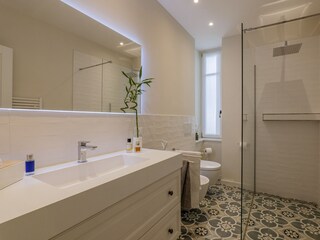 Eins von zwei Bädern mit Dusche, Bidet und Fenster