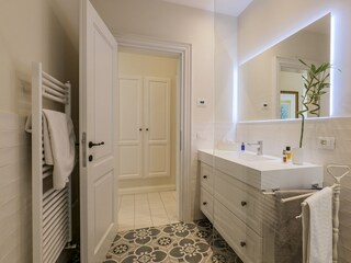 Eins von zwei Bädern mit Dusche, Bidet und Fenster