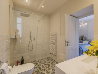 Eins von zwei Bädern mit Dusche, Bidet und Fenster