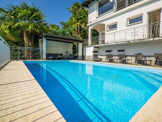 Privater Swimmingpool (4 m × 8?m) mit Liegen