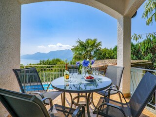 Ca. 15?m² großer, teilweise überdachter umlaufender Sonnenbalkon mit traumhaftem Panoramablick au...