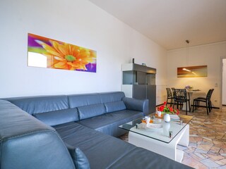 Wohn-/ Esszimmer mit ausziehbarem Schlafsofa für eine Person (ca. 1,20 m × 1,80 m), 	SAT-TV und B...