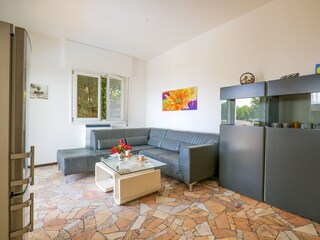 Wohn-/ Esszimmer mit ausziehbarem Schlafsofa für eine Person (ca. 1,20 m × 1,80 m), 	SAT-TV und B...