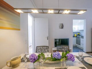 Wohn-/ Esszimmer mit ausziehbarem Schlafsofa für eine Person (ca. 1,20 m × 1,80 m), 	SAT-TV und B...