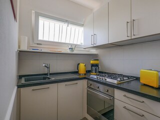 Separate, gut ausgestattete Küche mit 4-Flammen-Herd, Backofen, Geschirrspülmaschine, Toaster, Wa...