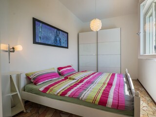 Schlafzimmer mit Doppelbett (durchgehende Matratze: ca. 1,40 m × 2,00 m)