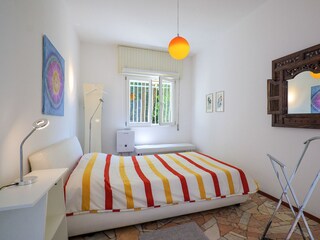 2. Schlafzimmer mit Doppelbett (durchgehende Matratze: ca. 1,80 m × 1,90 m)