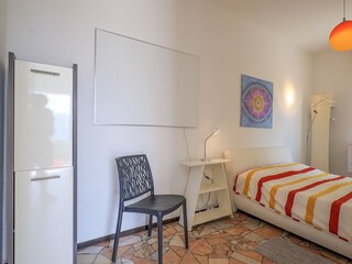 2. Schlafzimmer mit Doppelbett (durchgehende Matratze: ca. 1,80 m × 1,90 m)