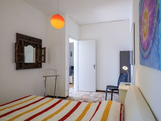 2. Schlafzimmer mit Doppelbett (durchgehende Matratze: ca. 1,80 m × 1,90 m)