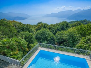 Ca. 20?m² großer, überdachter Sonnenbalkon mit traumhaftem Panoramablick auf den See und die Berg...